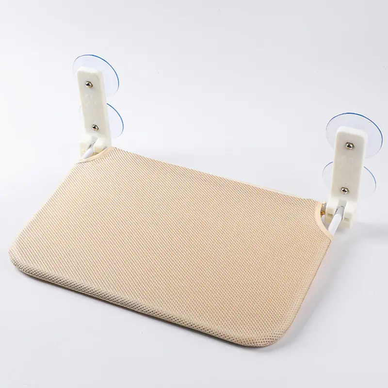 Hamac de fenêtre pour chat beige, 45 x 30 cm, vu de trois quarts avec ses deux bras et ses ventouses