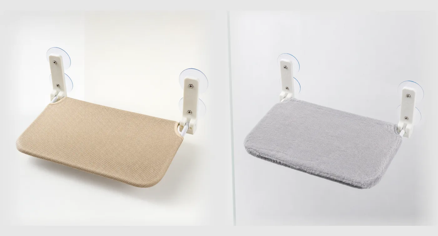 Les deux matières de la plateforme à ventouses côte à côte : maille beige ajourée à gauche, peluche grise à droite
